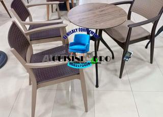 les-chaise-et-materiels-professionnels-des-cafe