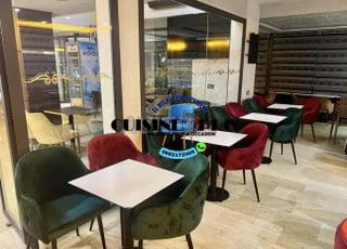 les-chaise-multi-couleur-de-cafe