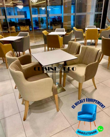 les-chaise-multi-couleur-de-cafe-big-2