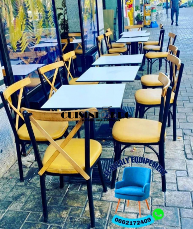 les-chaise-multi-couleur-de-cafe-big-3