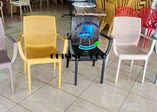 des-chaises-neufs-pour-cafe