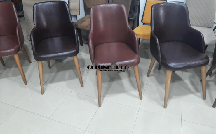 des-chaises-neufs-pour-cafe-big-1