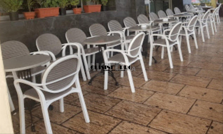 des-chaises-neufs-pour-cafe-big-3