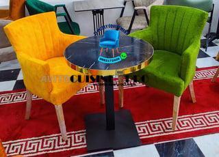 les-chaise-jaune-et-vert-de-cafe