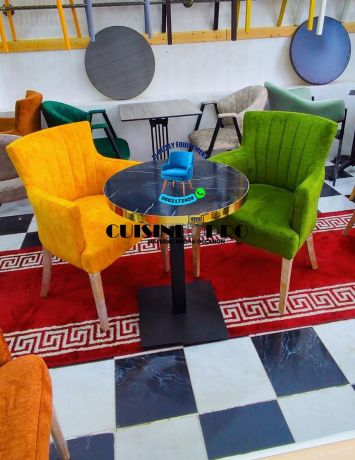 les-chaise-jaune-et-vert-de-cafe-big-0